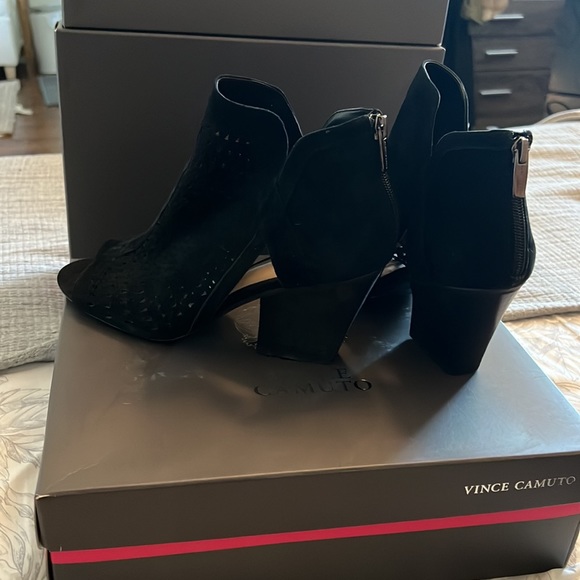 Vince Camuto bootie heeled sandals in Black size 8.5. - Picture 4 of 6